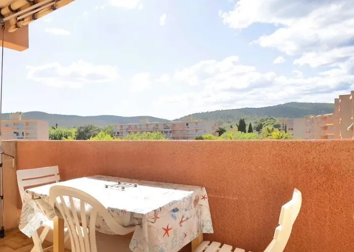 Studio cabine Les Rives de la Favière piscine et tennis les pieds dans l'eau