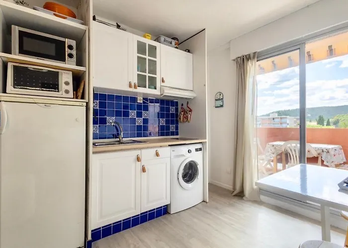 Studio cabine Les Rives de la Favière piscine et tennis les pieds dans l'eau
