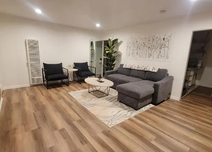 Beautiful Bright Condo Steps Away From The Beach