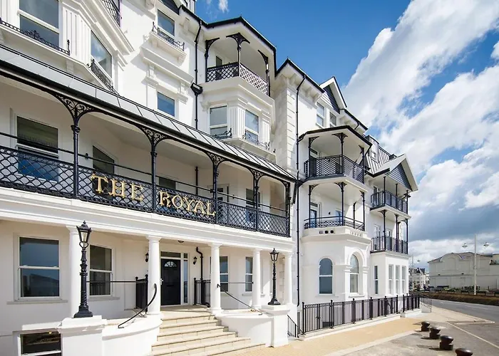 Panoramic Sea Views In Beachfront Apt W Balcony