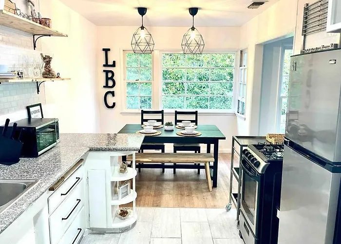Beautiful Bright Condo Steps Away From The Beach
