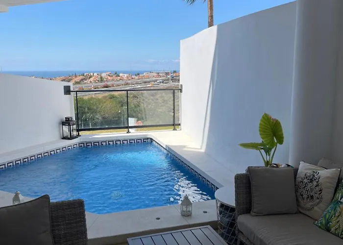 Hollywood Pool Luxury