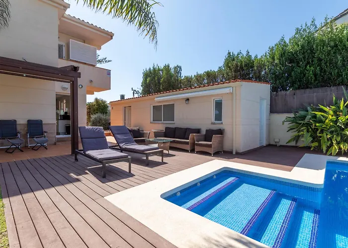 Casa junto al mar con jardín