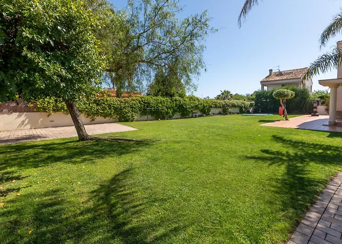 Casa junto al mar con jardín