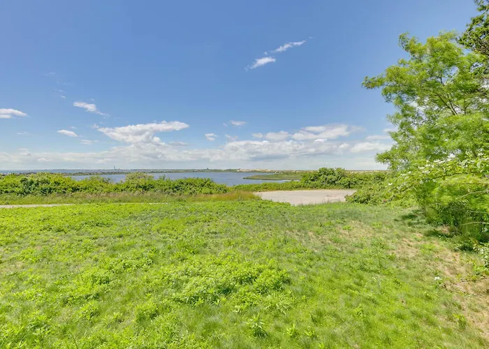 Close To Beach & P-Town! Cottage W/ Bay Views