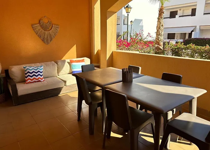 Bajo con jardín a pie de playa y piscina comunitaria con jacuzzi