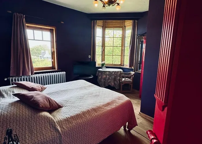 Ruime Slaapkamers Met Badkamers In Belle Epoquevilla- Concessiewijk De Haan