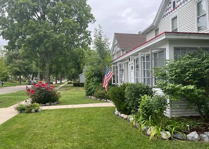 515Escape - Near Downtown, Private Backyard, Firepit, Bbq, Fun!