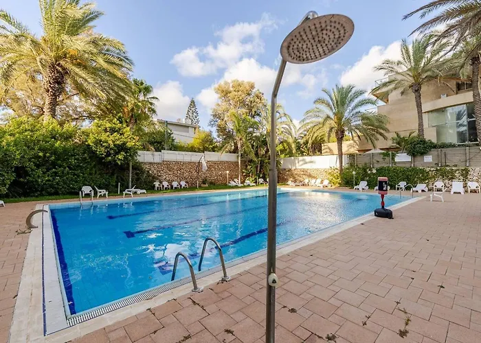 Herzliya Pituach Apartment With Pool, By The Beach