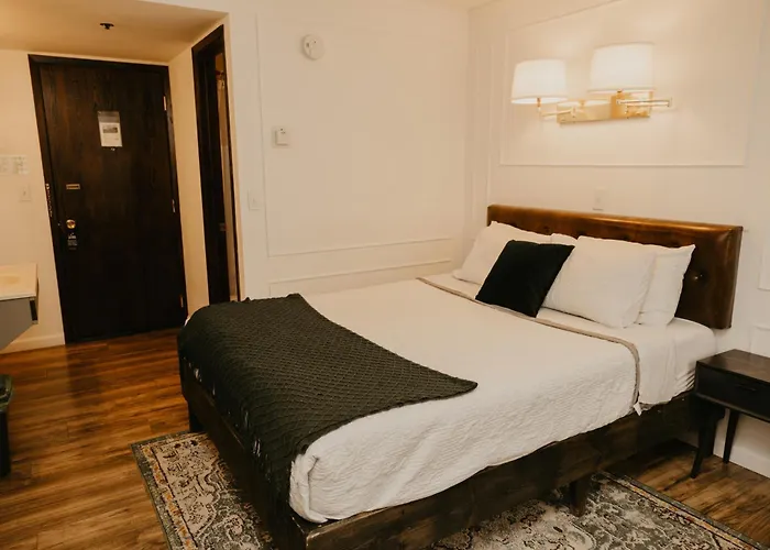 The Brooks Hotel Restaurant And Lounge