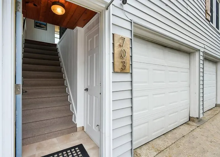 Cozy Cottage By The Sea -Near Downtown With Patio!
