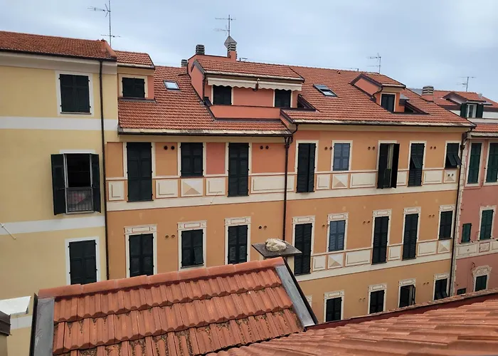 Appartamento centro storico loano con ascensore posto auto wifi