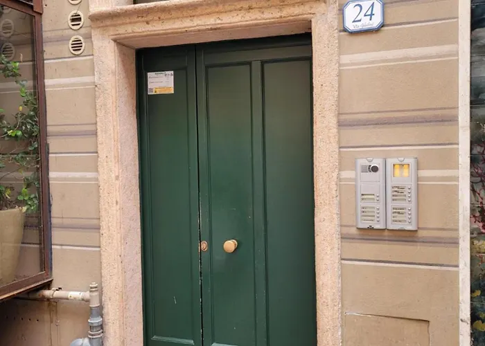 Appartamento centro storico loano con ascensore posto auto wifi