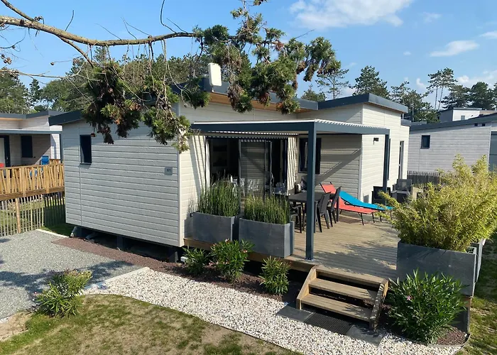 Le chalet de Patou à l'Edune résidence de vacances location wifi inclus piscine couverte chauffée à 150m de la plage
