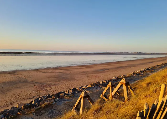 Cottage pour 6 personnes avec piscine couverte et chauffée à 300 m de la mer avec Wi-Fi et climatisé , 3 chambres