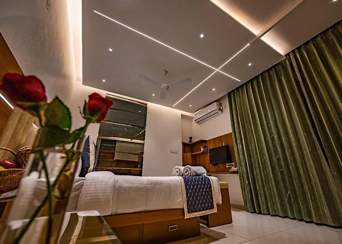 S R Pool Suites