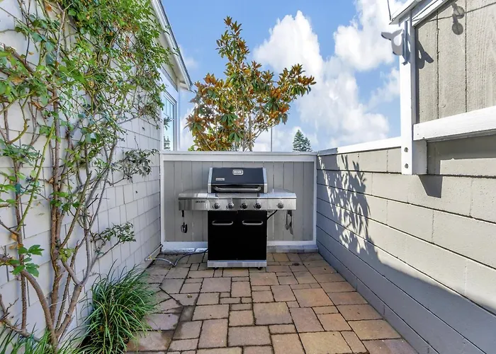Ocean Views! Detached Villa By Victoria Beach