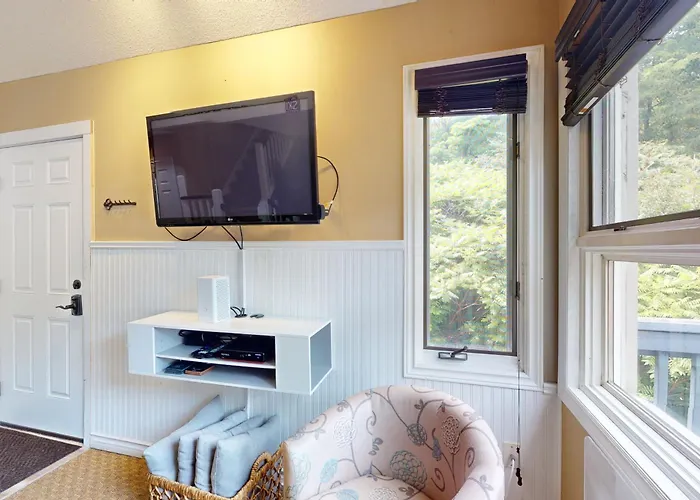 Mountain Loft Magic: Pool, Hot Tub, Tennis