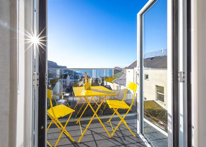 Bright & Beautiful 4 Bedroom House With Sea Views