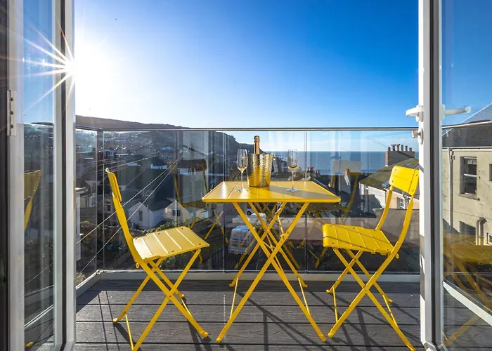 Bright & Beautiful 4 Bedroom House With Sea Views