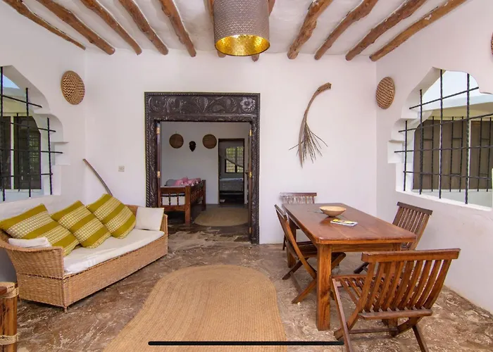 Huhuru House