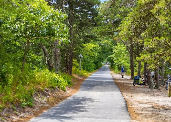Family Lakeside Escape With Private Beach And Calm Waters