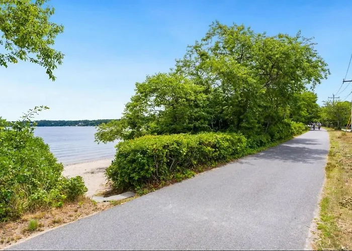 Family Lakeside Escape With Private Beach And Calm Waters