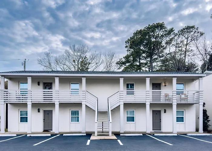 Downtown Ocean Springs: Pool & Beach