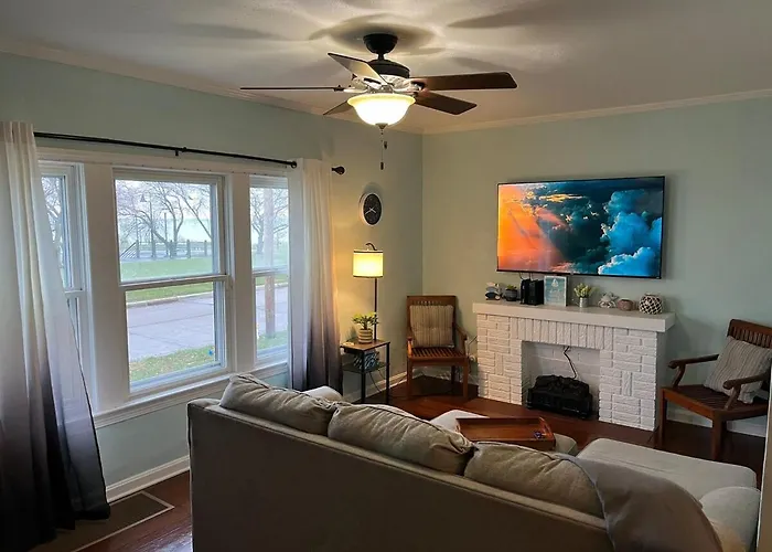 Cozy Home With Views Of Lake Erie And The Pier