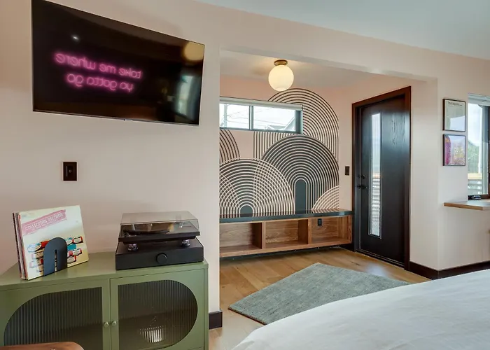 The Berry At The Louie Boutique Motel, Walk To Everything! Dog Friendly!