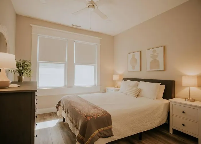 Coastal Elegance Close To Beach & Downtown