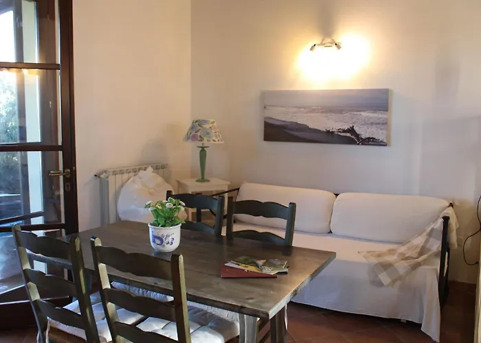 Casa Ale con piscina comune e bellissimo giardino a 5 minuti dal mare