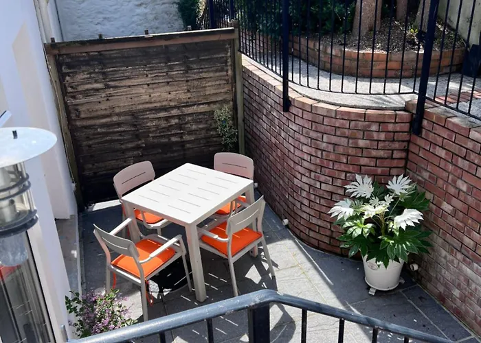 Central Falmouth With Parking & Courtyard