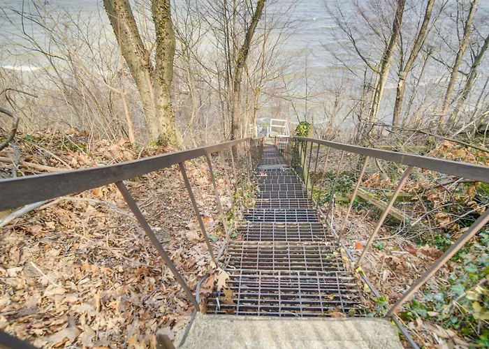 Walk To Lake Erie & Beach Access: Home W/ Deck!