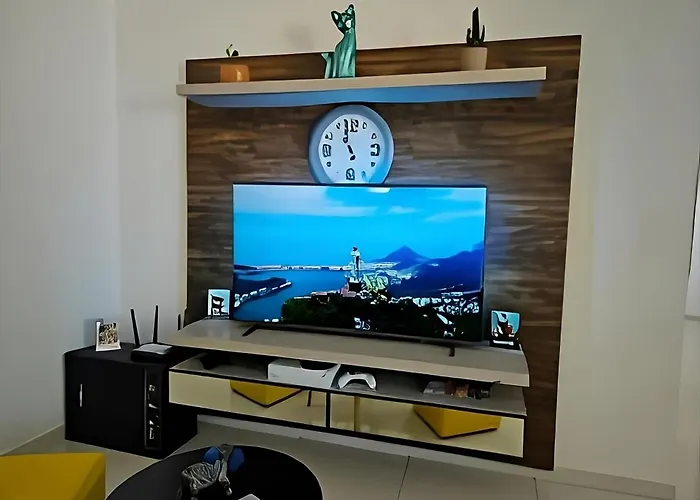 Apartamento centralizado à poucas quadras do mar.