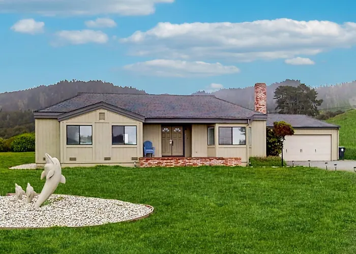 Ocean-View Manor With Large Yard Walk To Beach