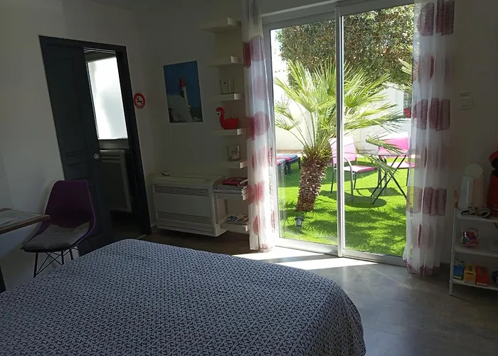 Chambre et salle d'eau dans dépendance 20 m2, vélos