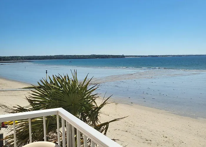Les pieds dans l'eau Studio face à la plage! Vue magnifique sur la belle plage de Cap-Coz!