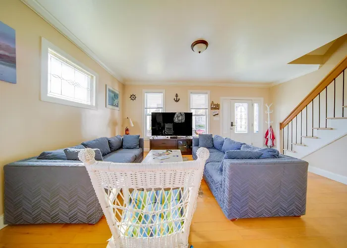 1 Block To Bridge Street: Lake Erie Vacation Home!