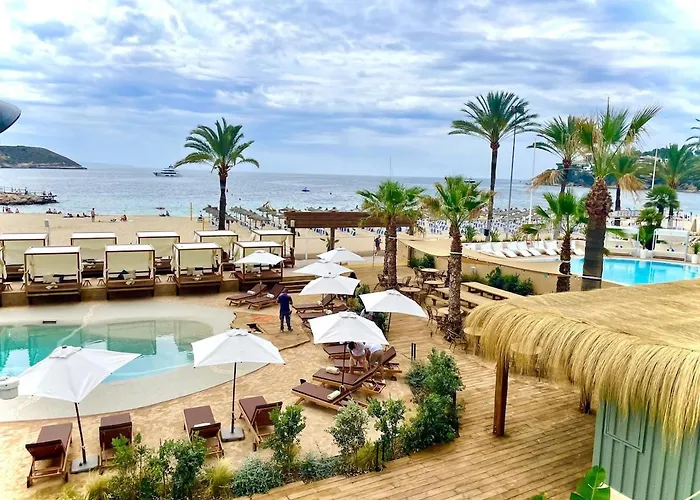 Beautiful Sea View Apartment & Direct Pool Access