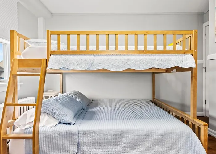 Modern Beach Retreat Sleeps 8 - Big Yard & Bbq