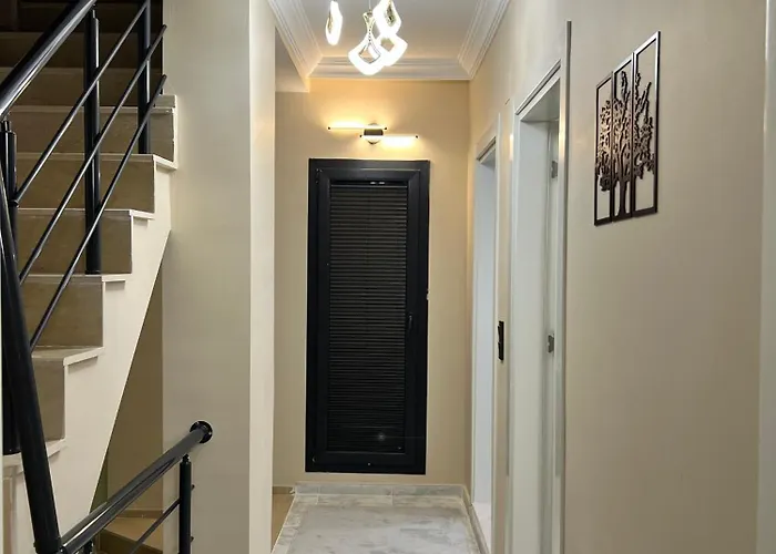 Dubleks Oezel Havuzlu Terasli Lueks Villa