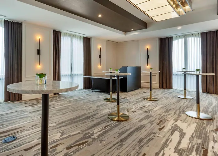 Cambria Hotel Houston Downtown Convention Center