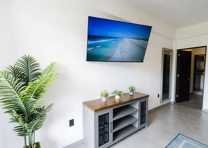 Modern Condo Walk To Marina, Dining & Nightlife