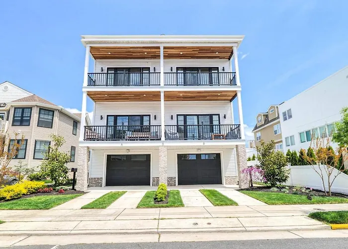 Bespoke Elegance - A Modern Coastal Masterpiece