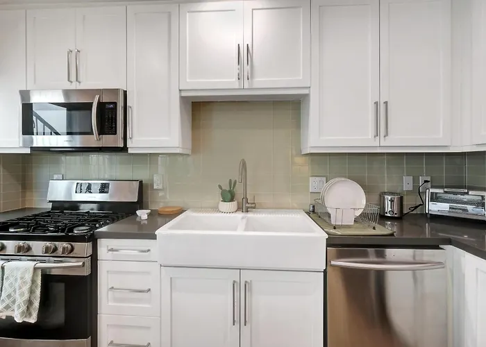 Feel At Home At A One Bedroom Apt 1 Block From The Beach