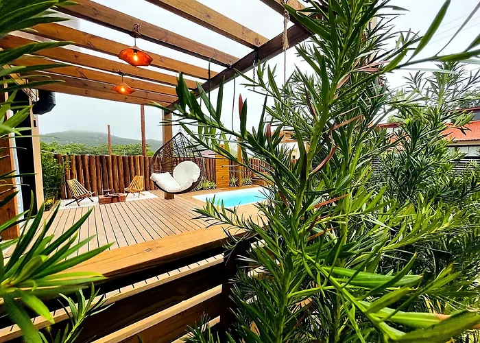 Casa com Banheira, Piscina e Quadra de Areia