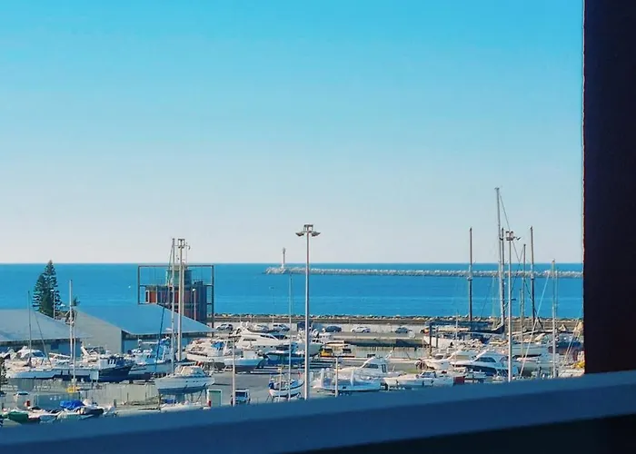 Apartamento rojo con vistas al mar