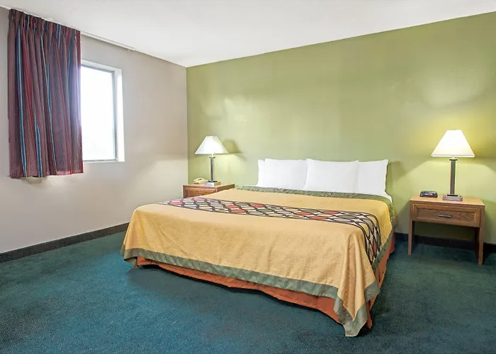Super 8 By Wyndham Eureka/Six Flags Nearby
