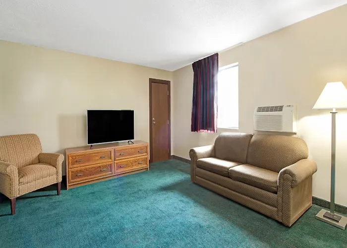Super 8 By Wyndham Eureka/Six Flags Nearby
